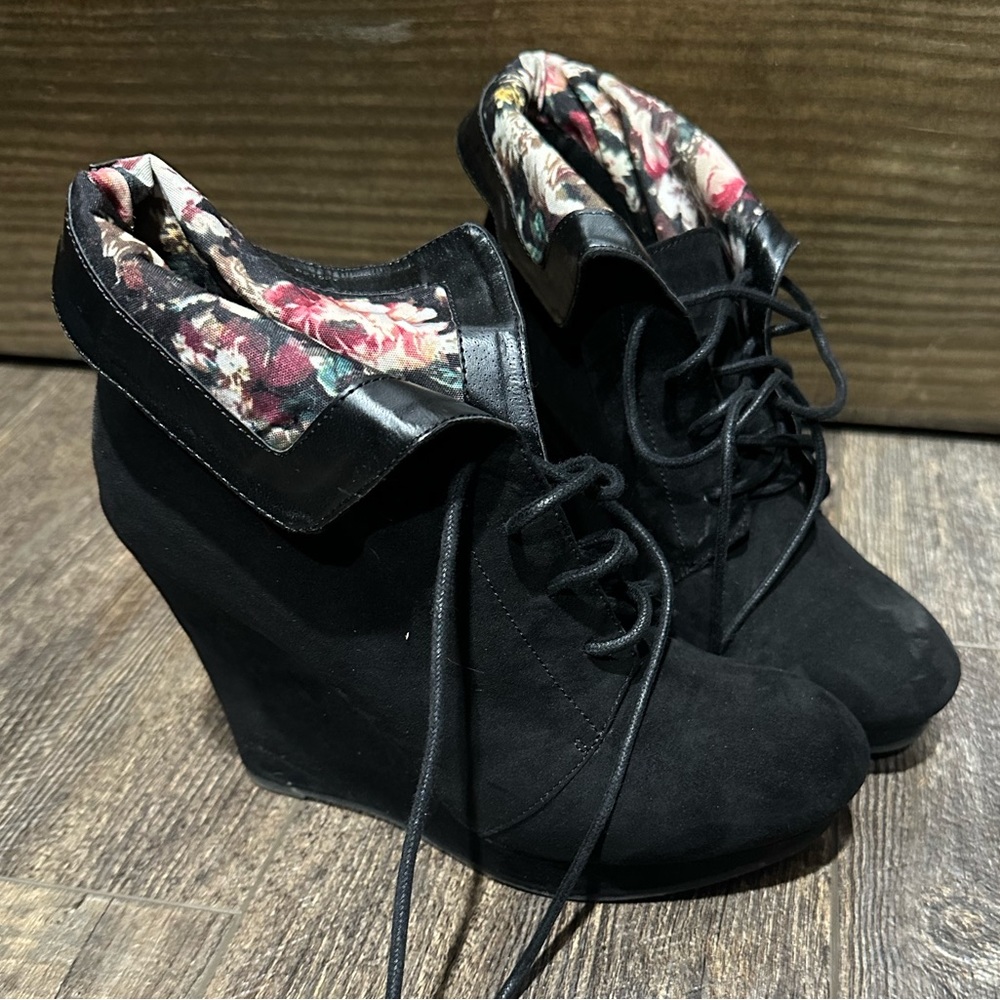 Charlotte Russe bootie  size 8